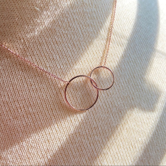 NWOT Rose Gold Interlocking Circle Necklace - Picture 2 of 5